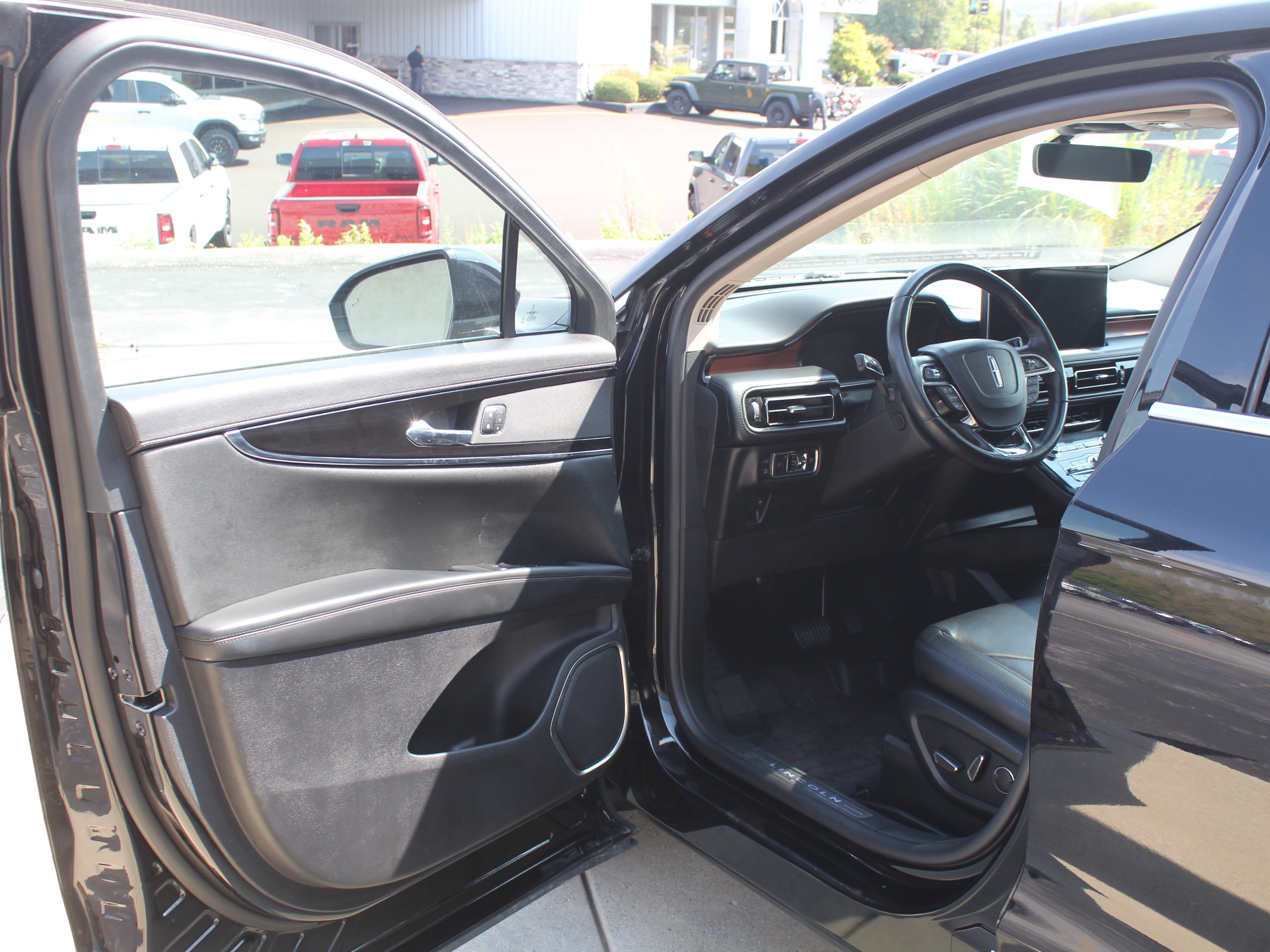 Used 2022 Black Lincoln Reserve image 12