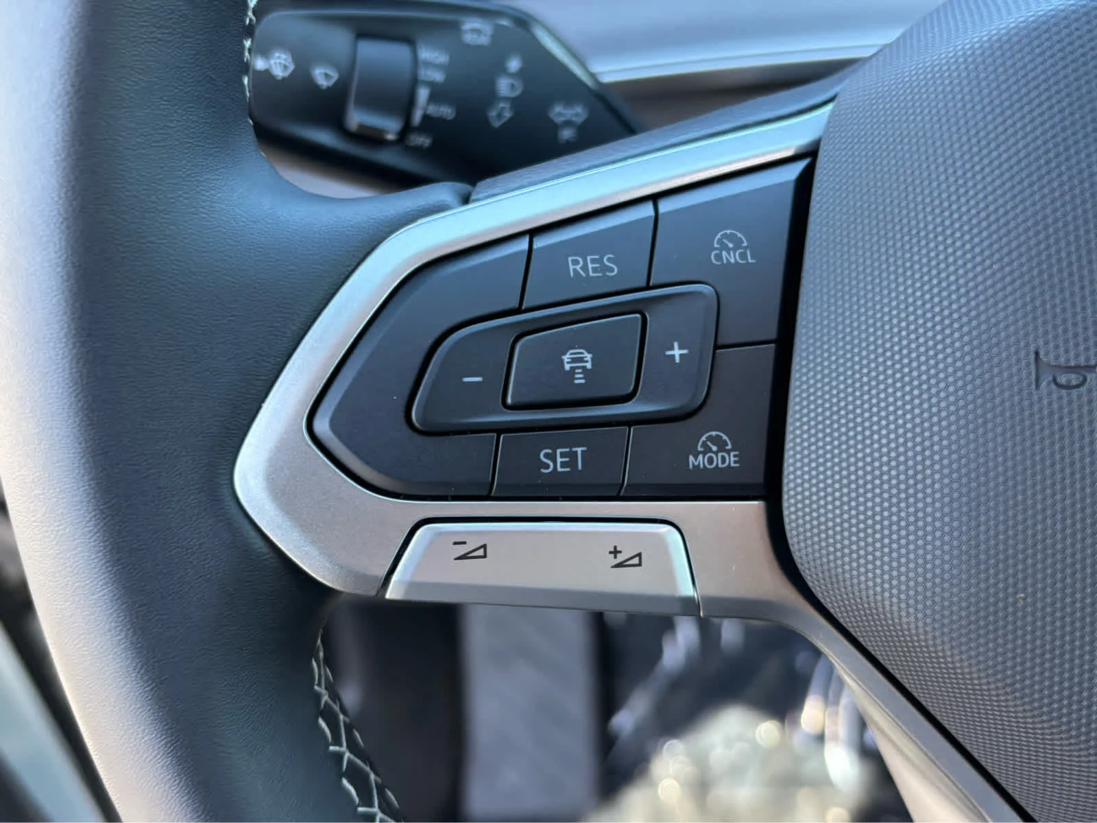 New 2026 PURE WHITE Volkswagen SE image 15