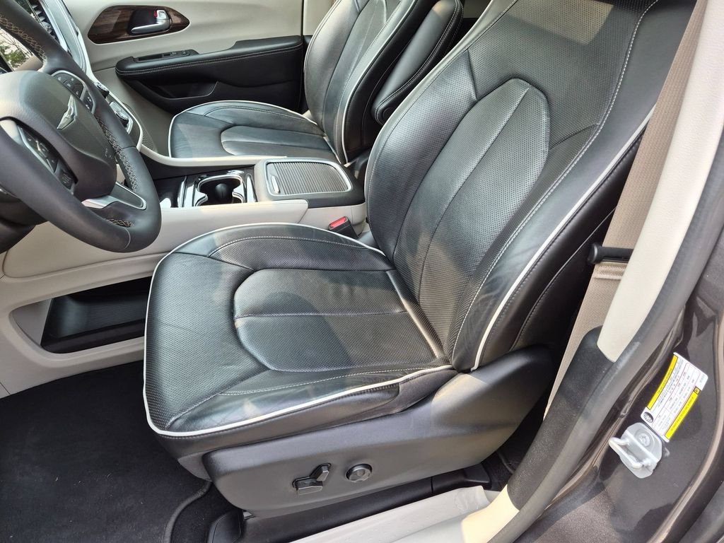 Used 2022 Gray Chrysler Limited image 26