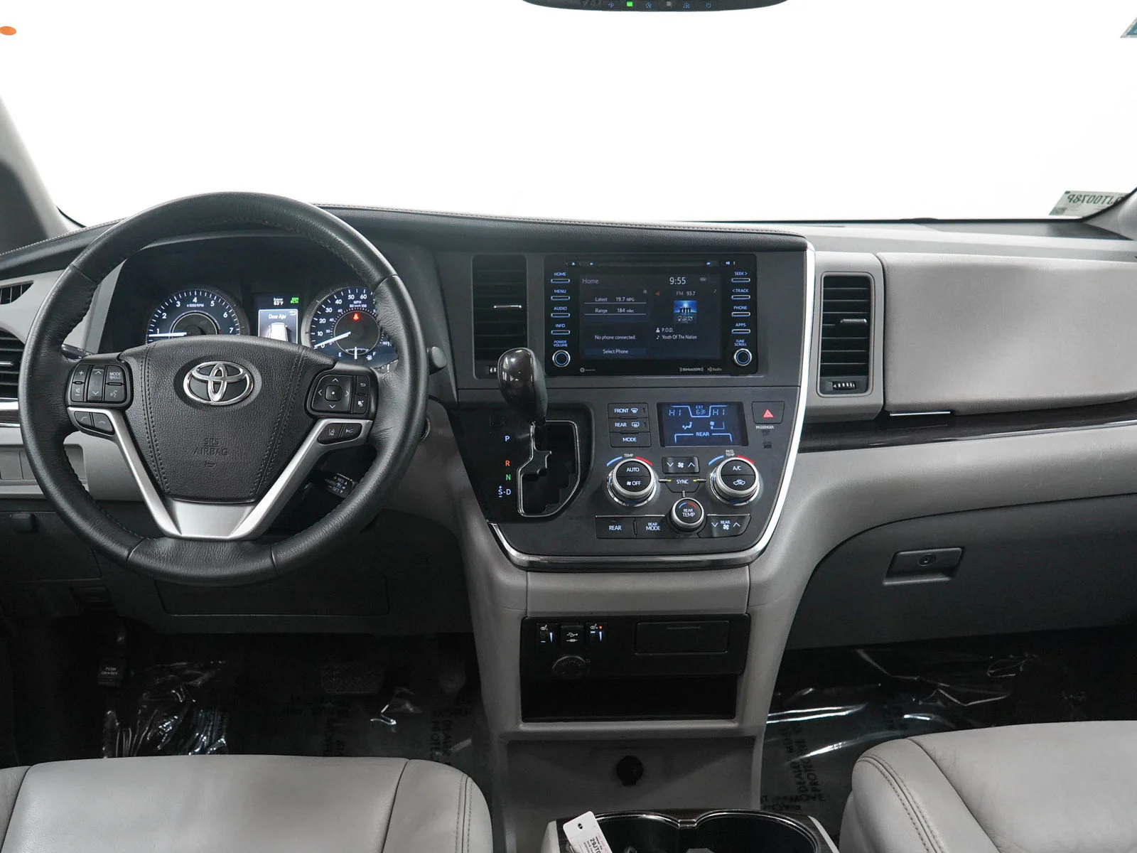 Used 2018 Silver Sky Metallic Toyota XLE Premium FWD 8-Passenger image 18