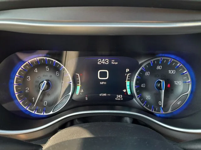 2023 Chrysler Pacifica Touring L - Photo 12