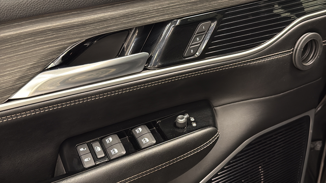 Used 2023 Diamond Black Crystal Pearlcoat Jeep Series III image 20