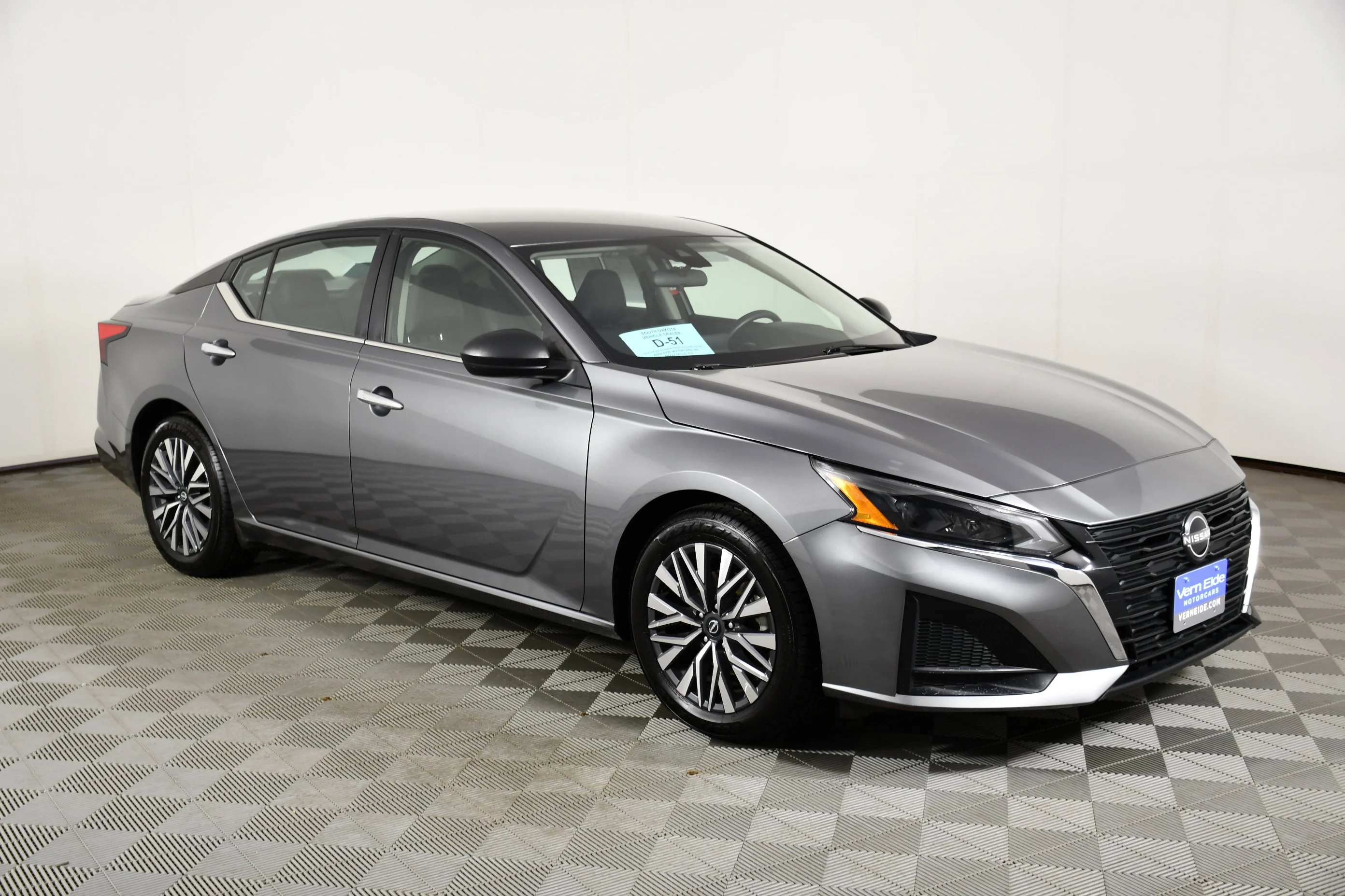 Used 2024 Gun Metallic Nissan 2.5 SV image 4