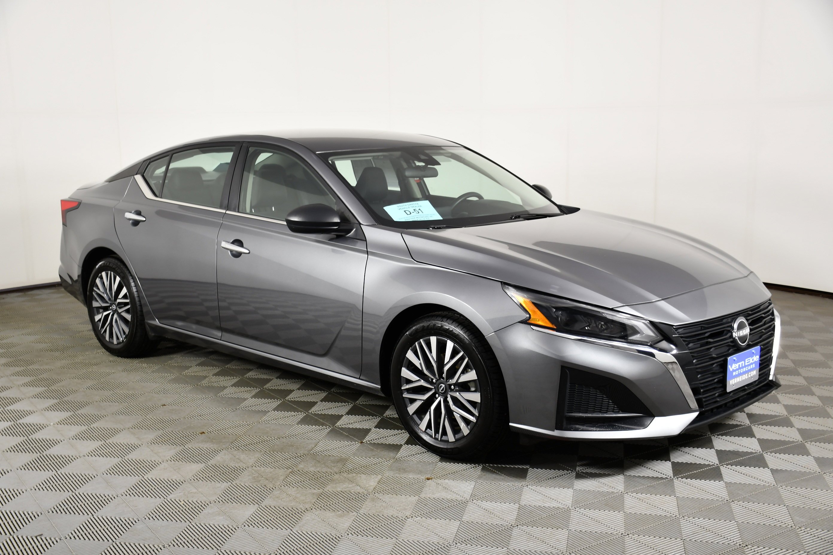 Used 2024 Gun Metallic Nissan 2.5 SV image 4