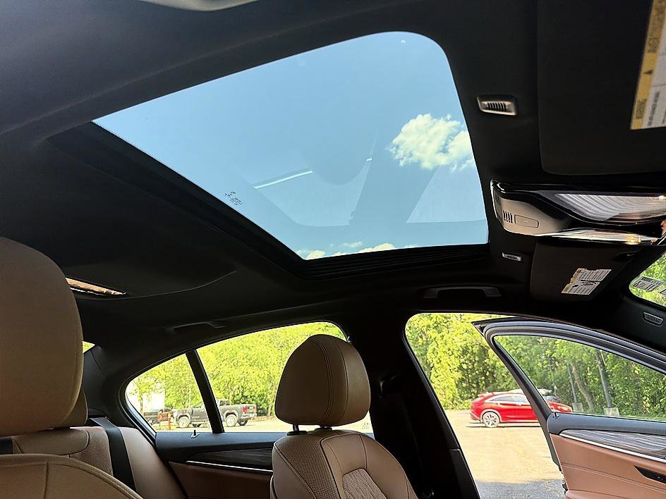 Used 2021 Black Sapphire Metallic BMW 540i image 20