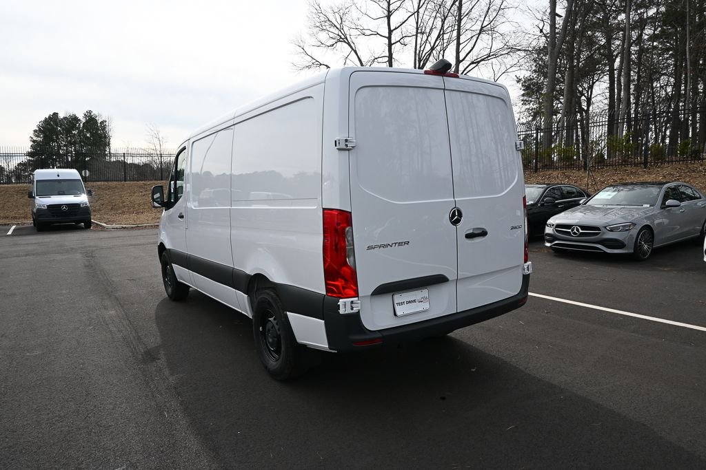 Used 2025  Mercedes-Benz Cargo 144 WB image 4