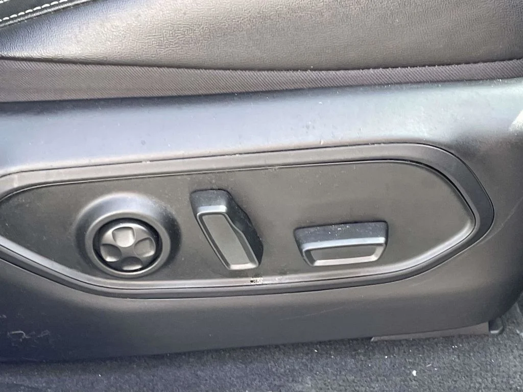 Used 2023 White Jeep Limited image 12