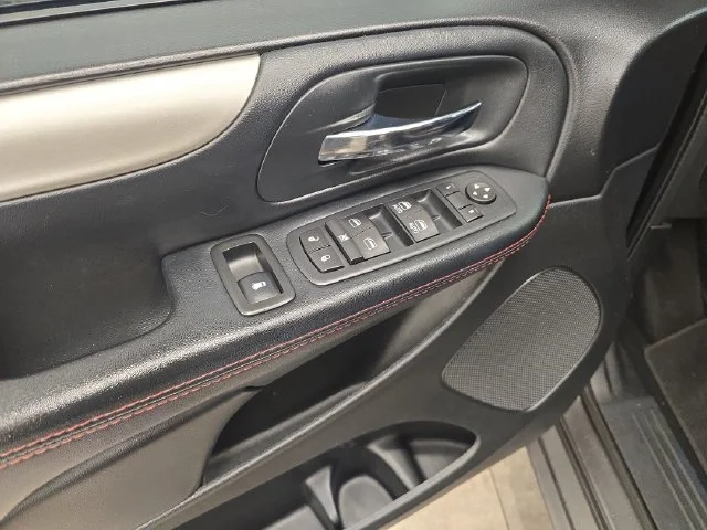 Used 2016 Granite Crystal Clearcoat Metallic Dodge R/T image 34