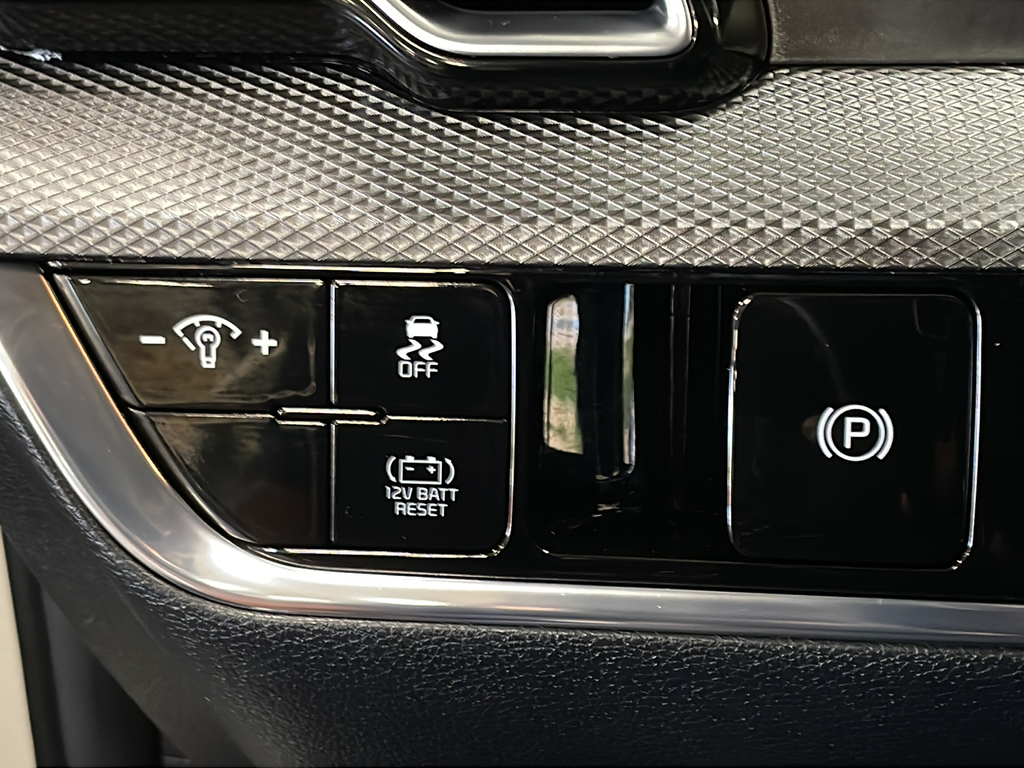 Used 2023 White Kia LX image 28
