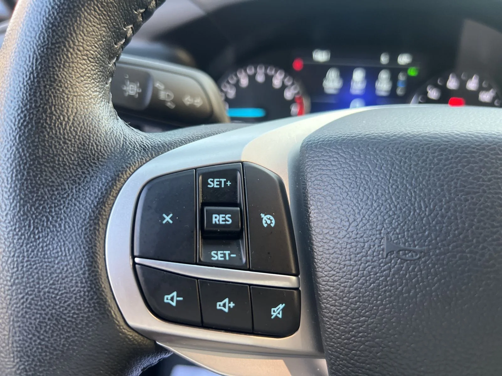 Used 2023 Agate Black Metallic Ford XLT image 13