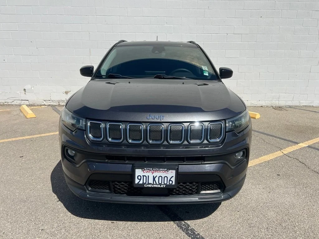 Used 2022  Jeep Latitude image 2
