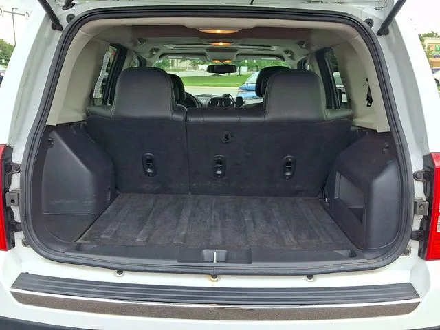 Used 2017 White Jeep Latitude image 31