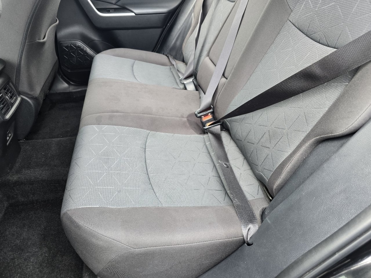 2025 Toyota RAV4 XLE - Photo 17