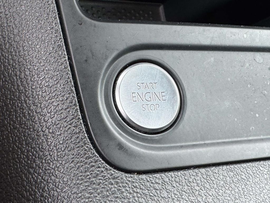Used 2018 Silver Volkswagen 2.0T image 8