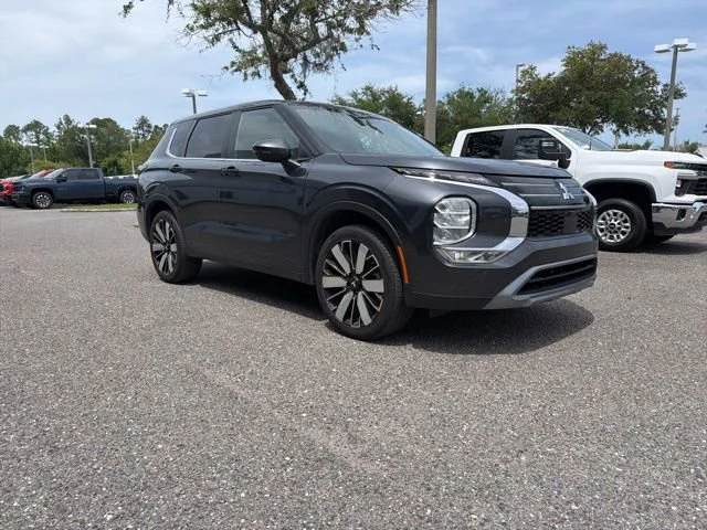 2025 Mitsubishi Outlander SE 2WD's photo