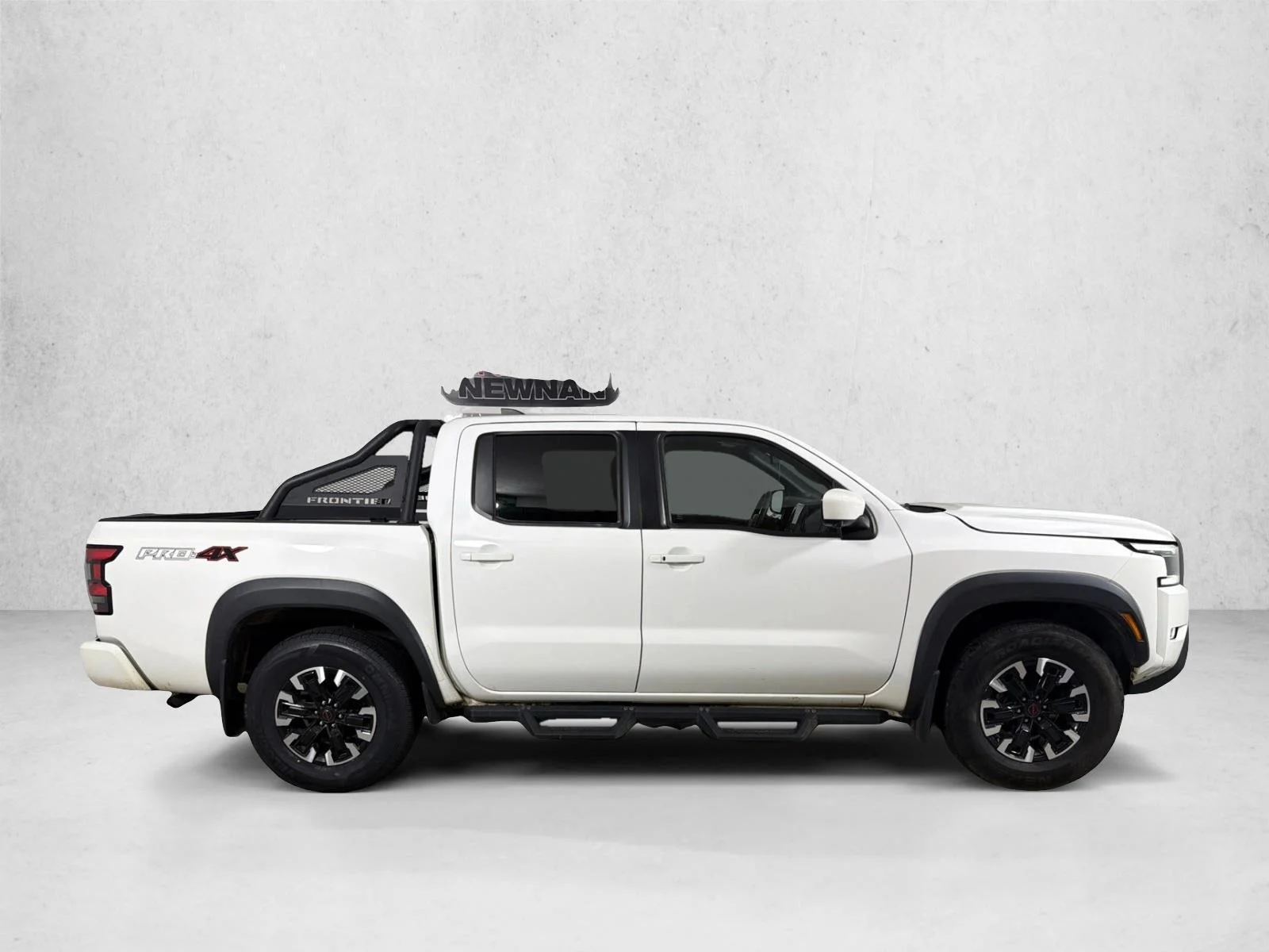 Used 2022 Whtie Nissan PRO-4X image 3