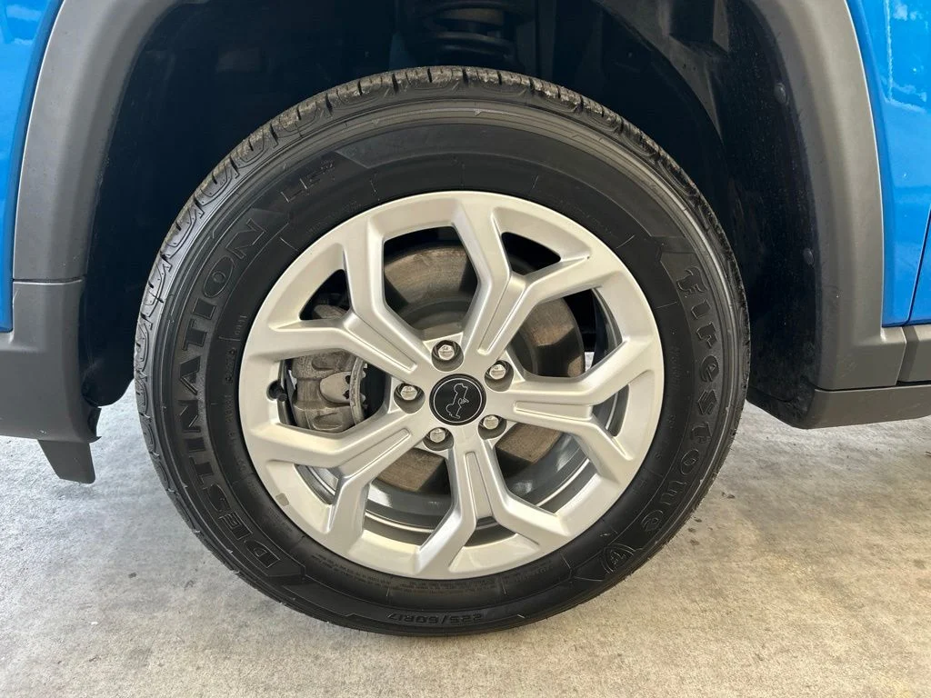 Used 2025 Blue Jeep Latitude image 14