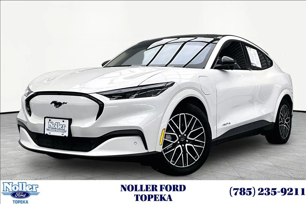 Used 2025 White Metallic Ford Premium image 1