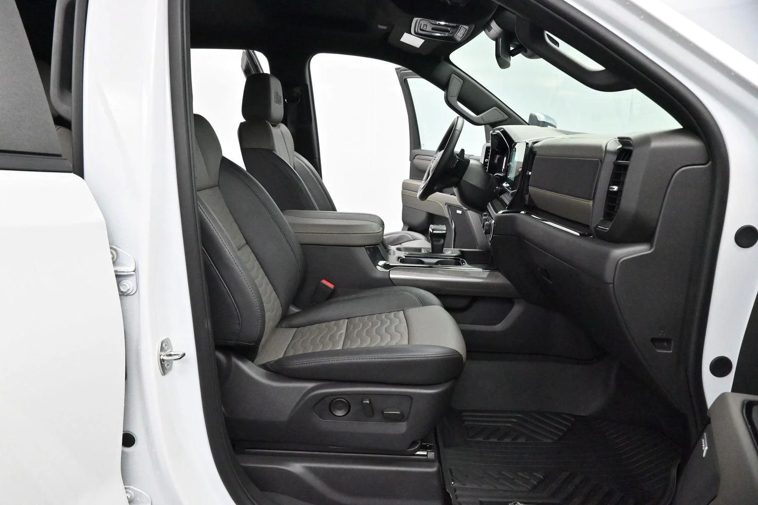 Used 2024 Summit White Chevrolet ZR2 image 31