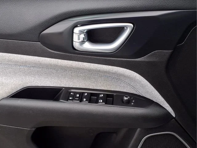 Used 2024  Jeep Latitude image 20