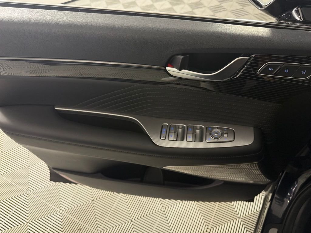 Used 2025 White Hyundai Calligraphy image 28