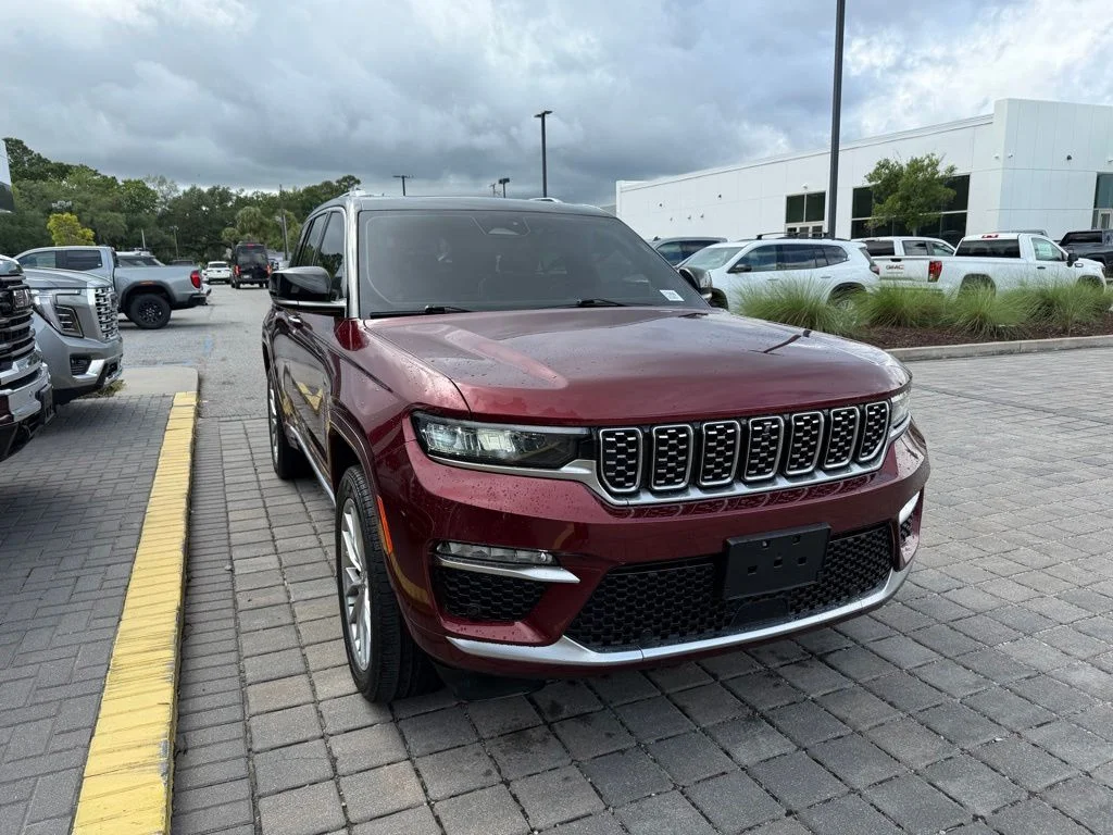 Used 2022 Velvet Jeep Summit image 5