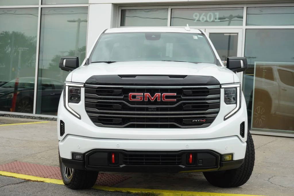 Used 2025 White GMC AT4 image 9
