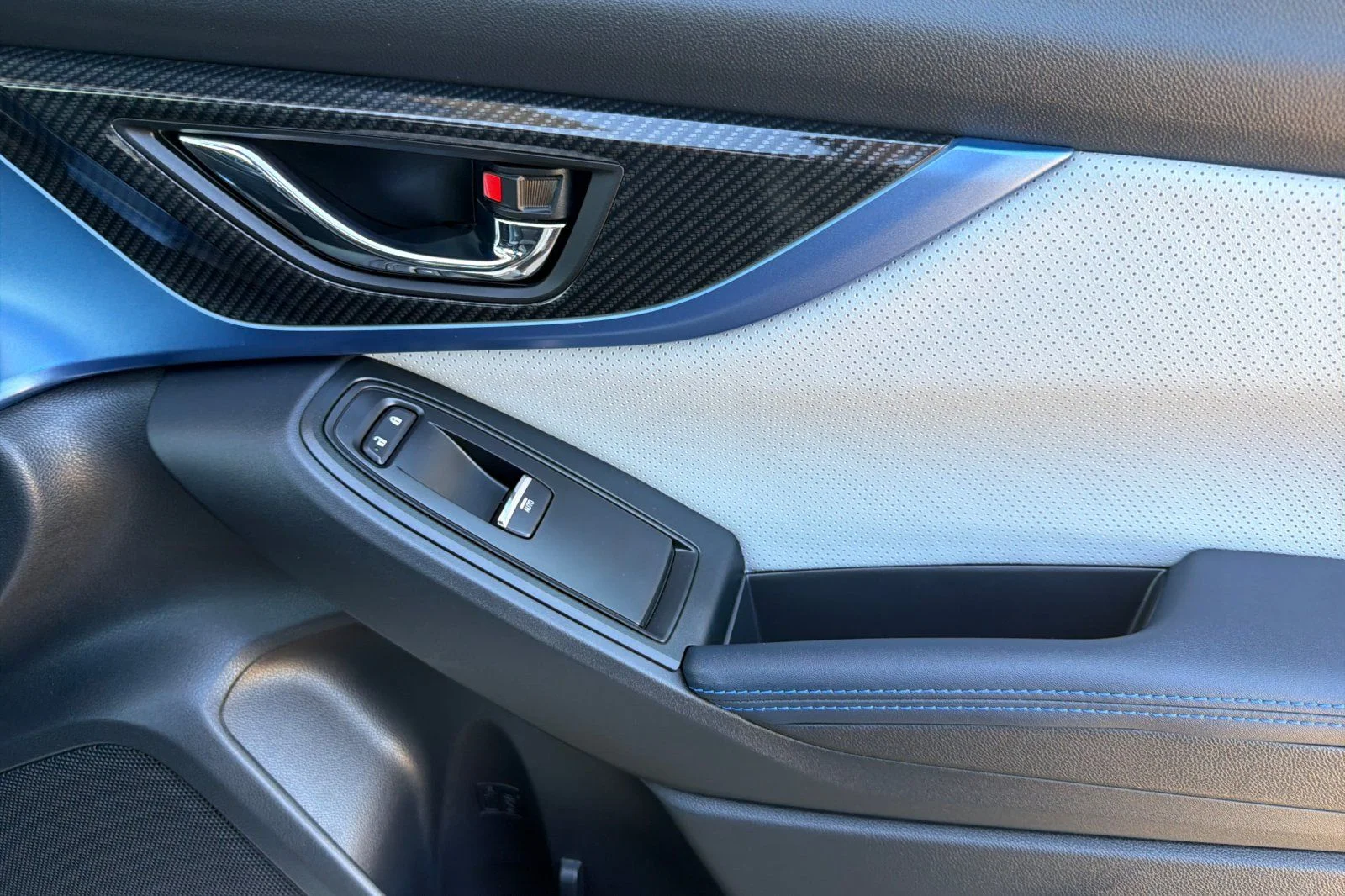 Used 2019 White Subaru Hybrid image 22