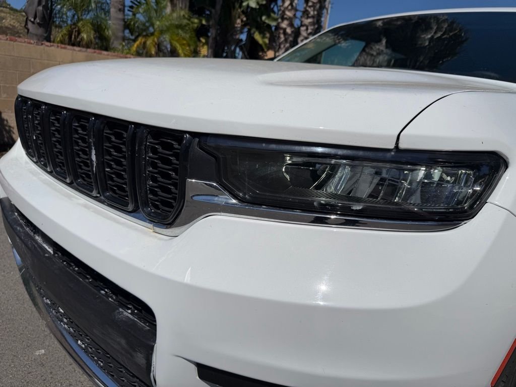 Used 2023 White/off-white Jeep Laredo image 5