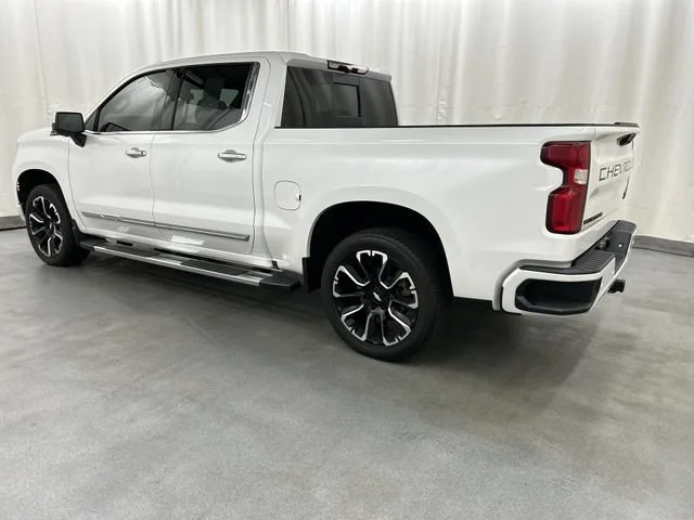 Used 2024 Iridescent Pearl Tricoat Chevrolet High Country image 3