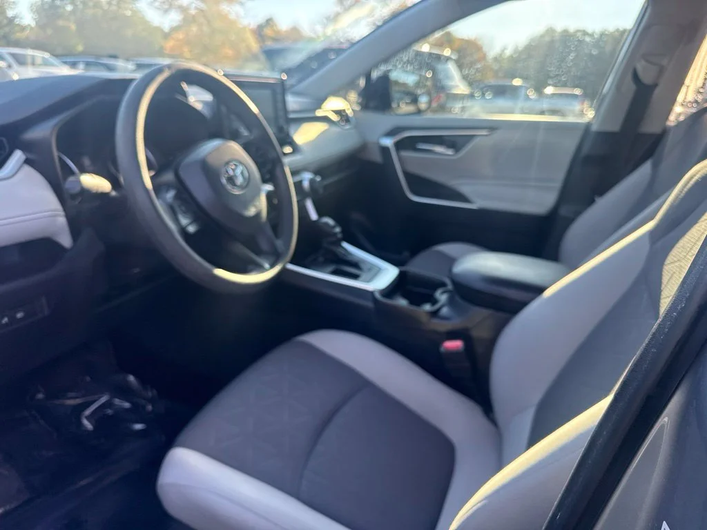 Used 2019 Silver Toyota XLE image 3