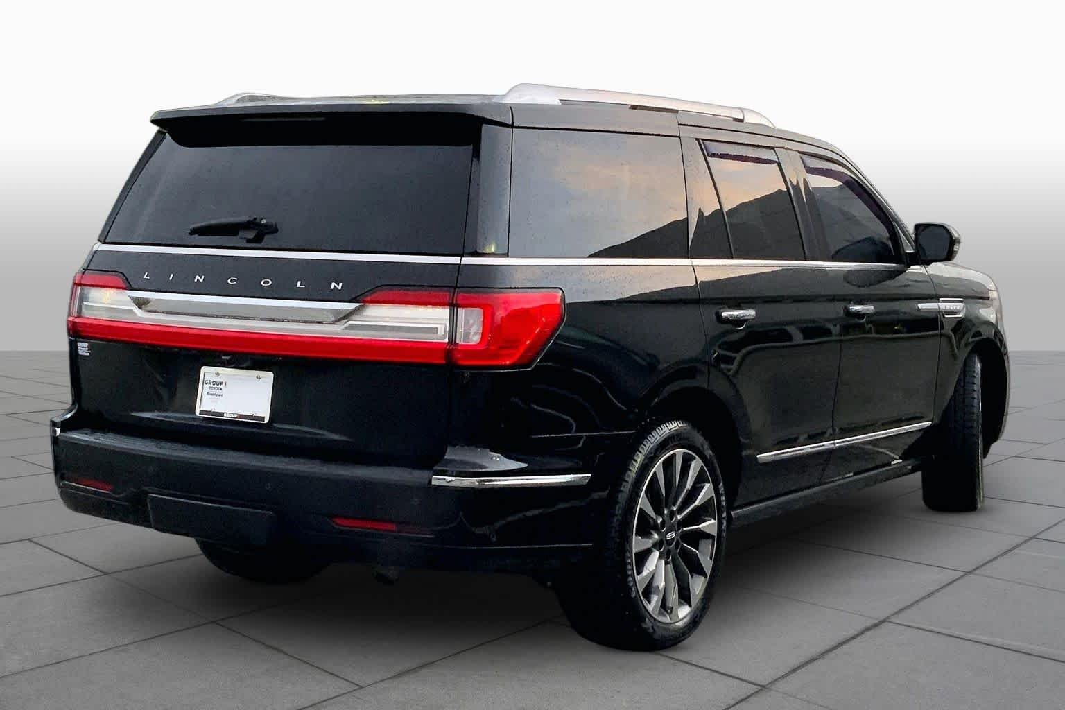 Used 2018 Black Velvet Lincoln Select image 13