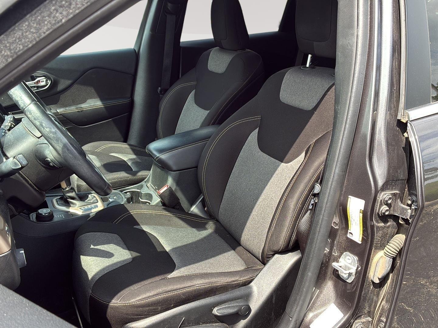 Used 2014 Granite Crystal Metallic Clearcoat Jeep Latitude image 3