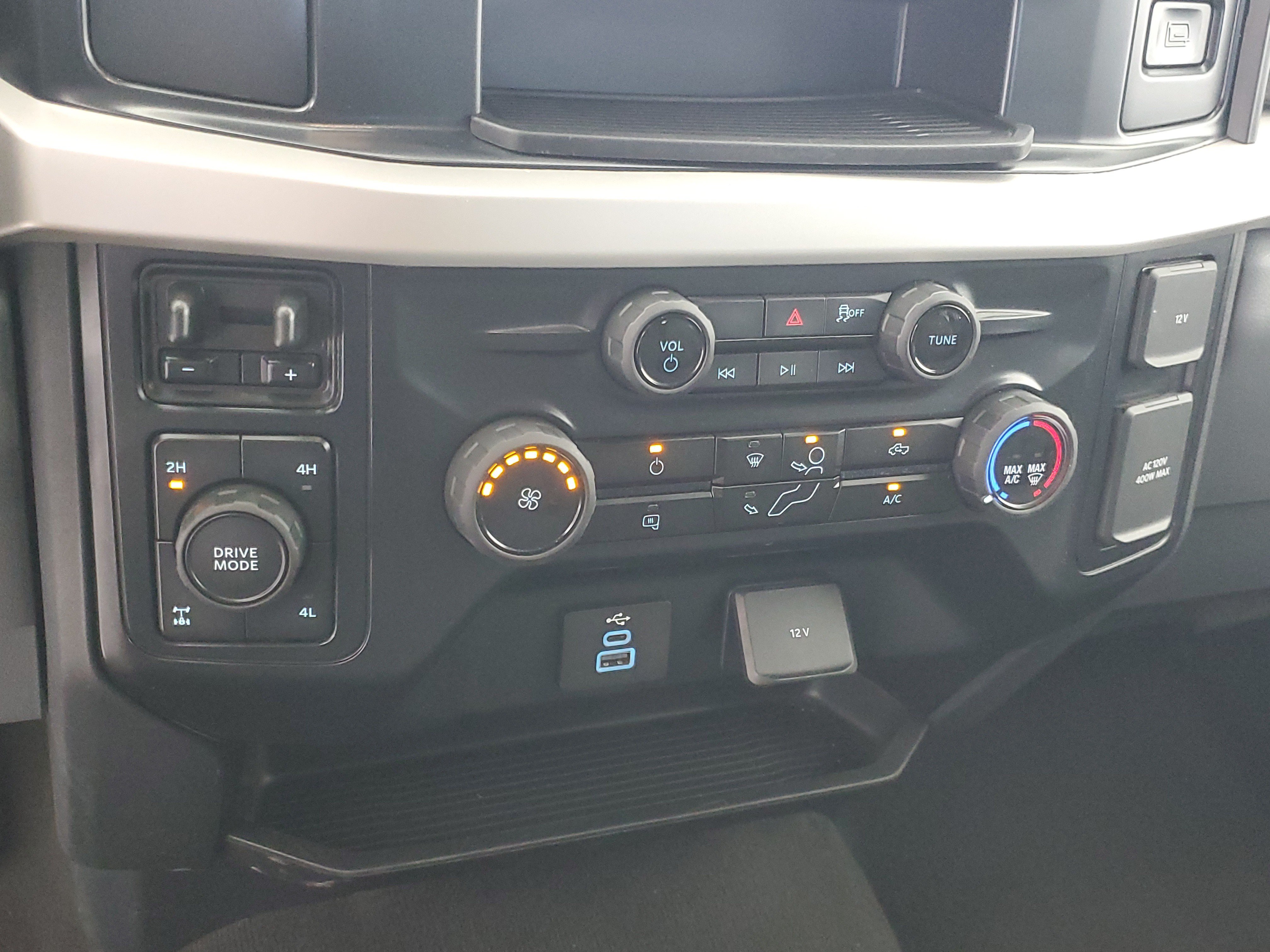 Used 2025 Oxford White Ford XLT image 27