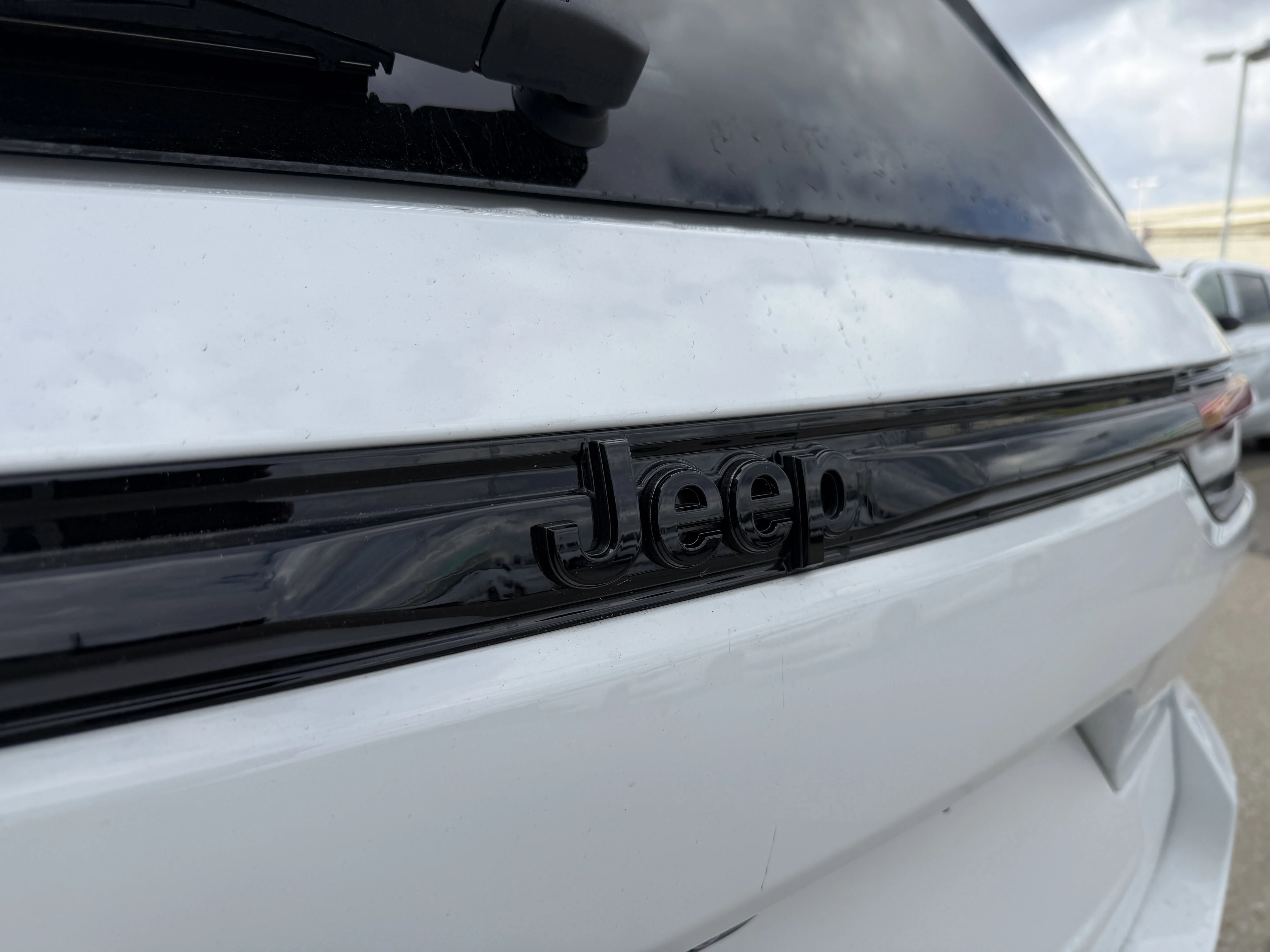 New 2026 Bright White Clear-Coat Exterior Paint Jeep Altitude image 9