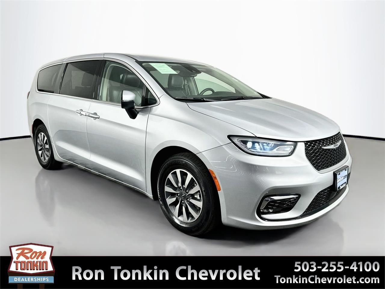 Used 2023 Silver Mist Clearcoat Chrysler Touring L image 1