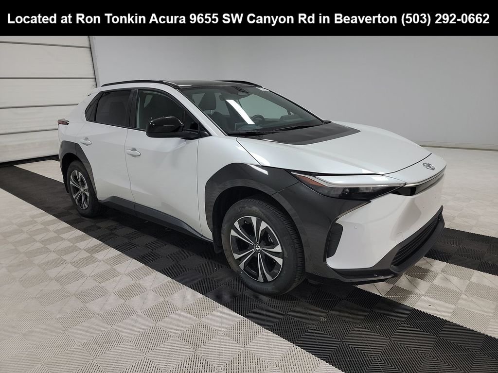 Used 2024 Wind Chill Pearl Toyota XLE image 1