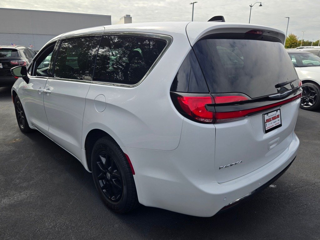 Used 2025 White Chrysler Select image 14