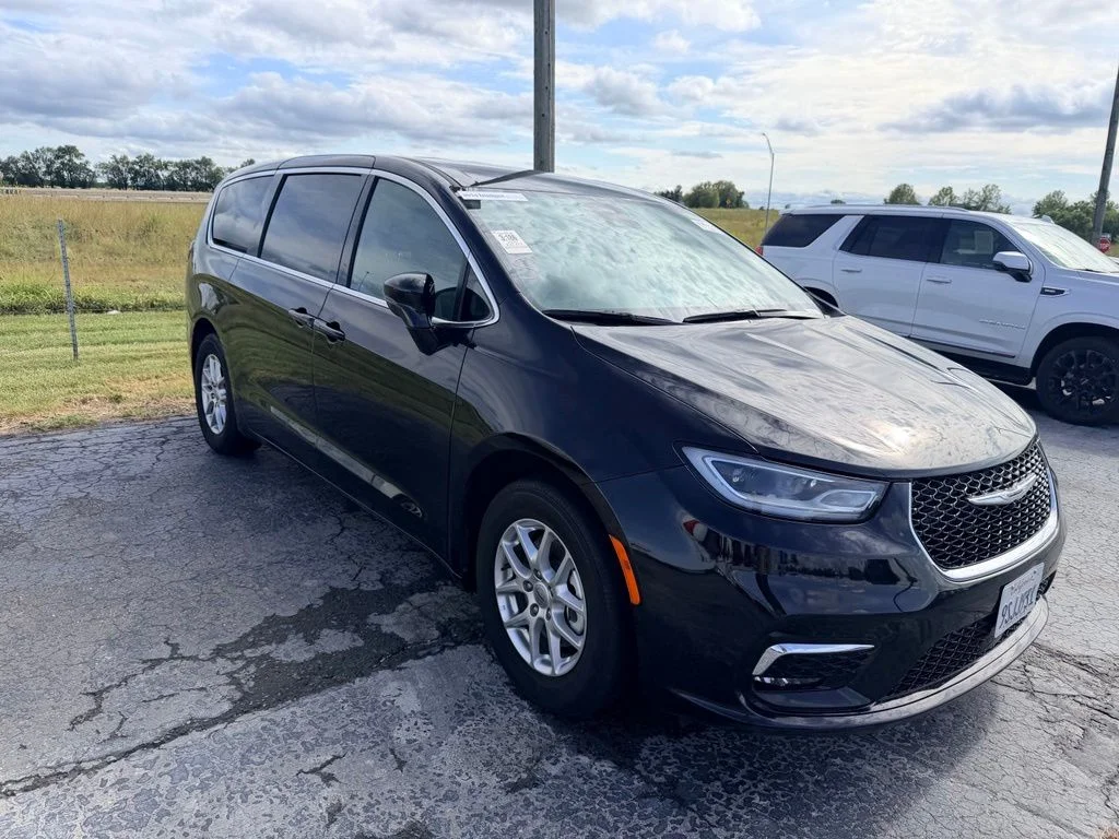 Used 2025 Chrysler Pacifica Select with VIN 2C4RC1BG6SR546762 for sale in Kansas City
