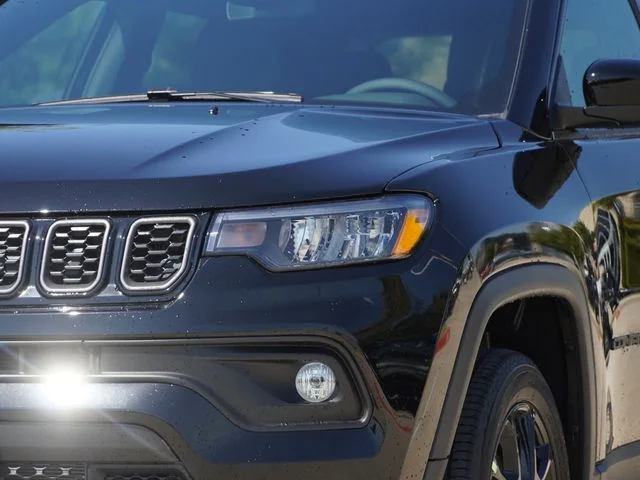 New 2026 Diamond Black Crystal Pearl-Coat Exterior Paint Jeep Latitude image 7