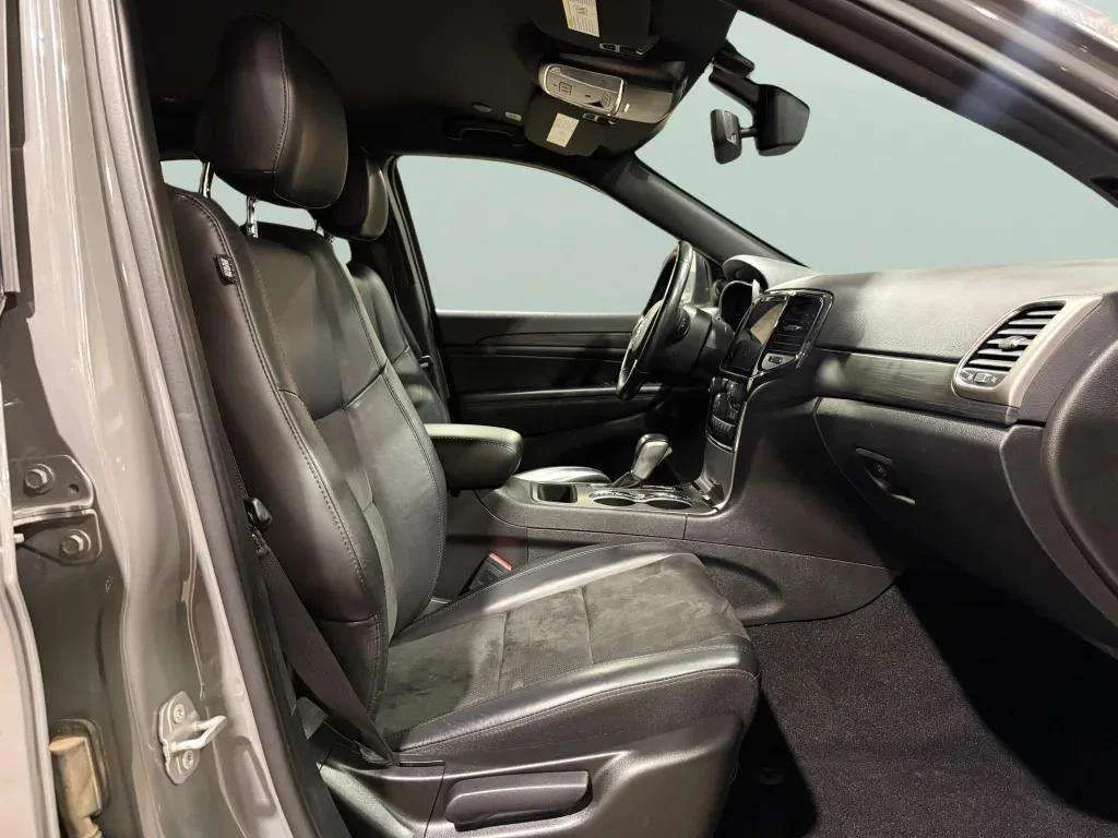 Used 2021 Sting-Gray Clearcoat Jeep Laredo X image 25