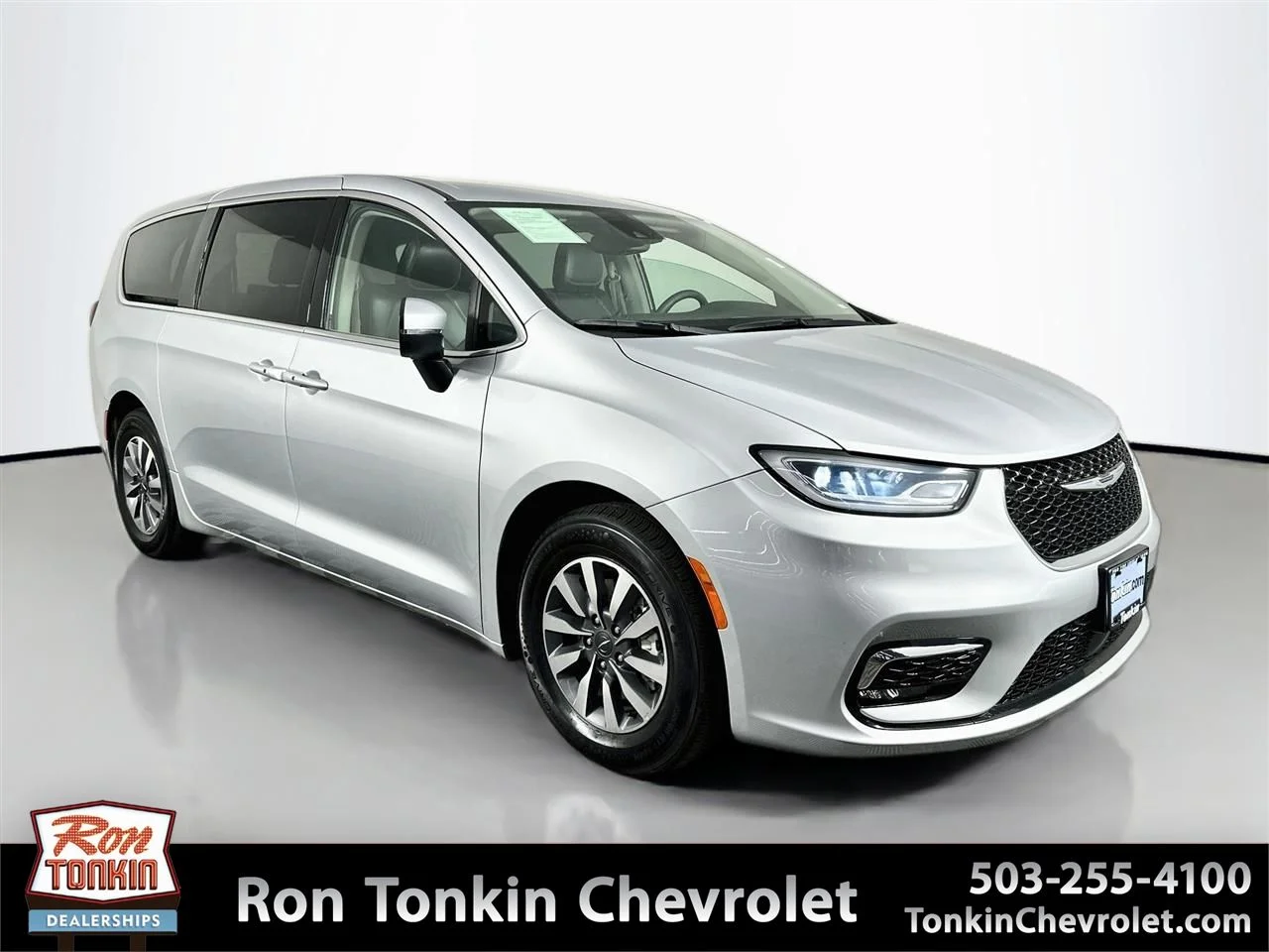 Used 2023 Silver Mist Clearcoat Chrysler Touring L image 1