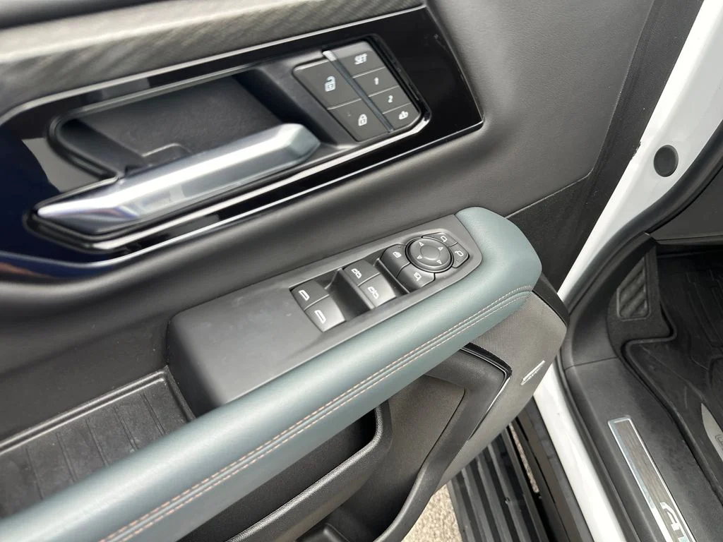 Used 2025 White GMC AT4 image 20