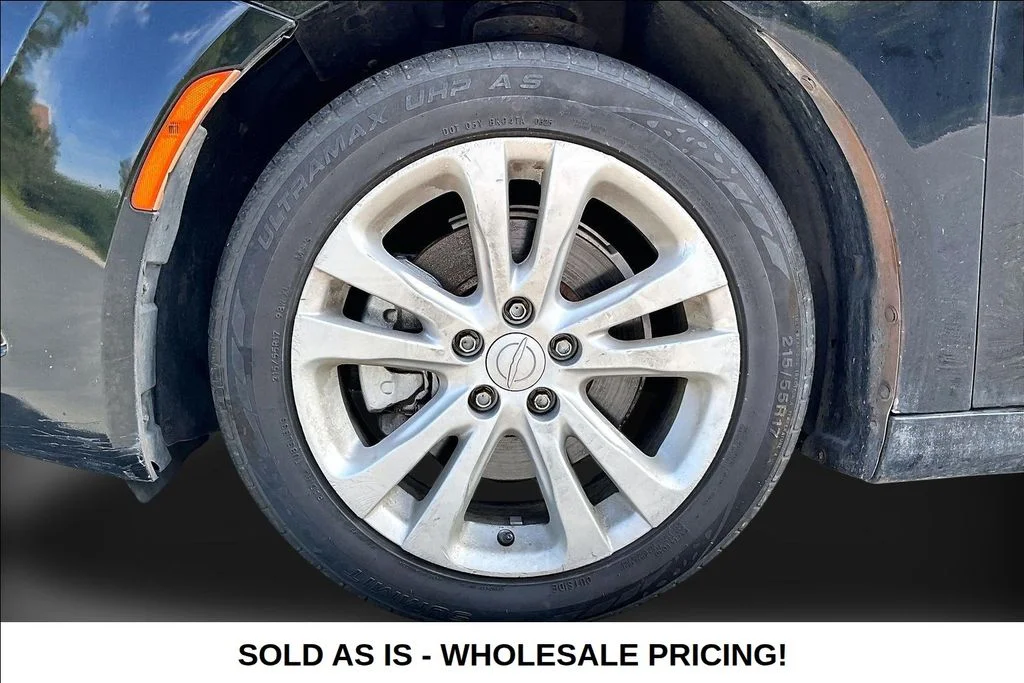 Used 2015  Chrysler Limited image 29