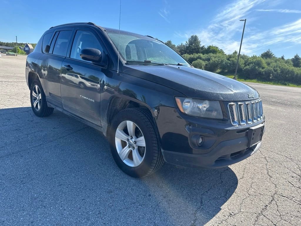 Used 2016  Jeep Latitude image 11