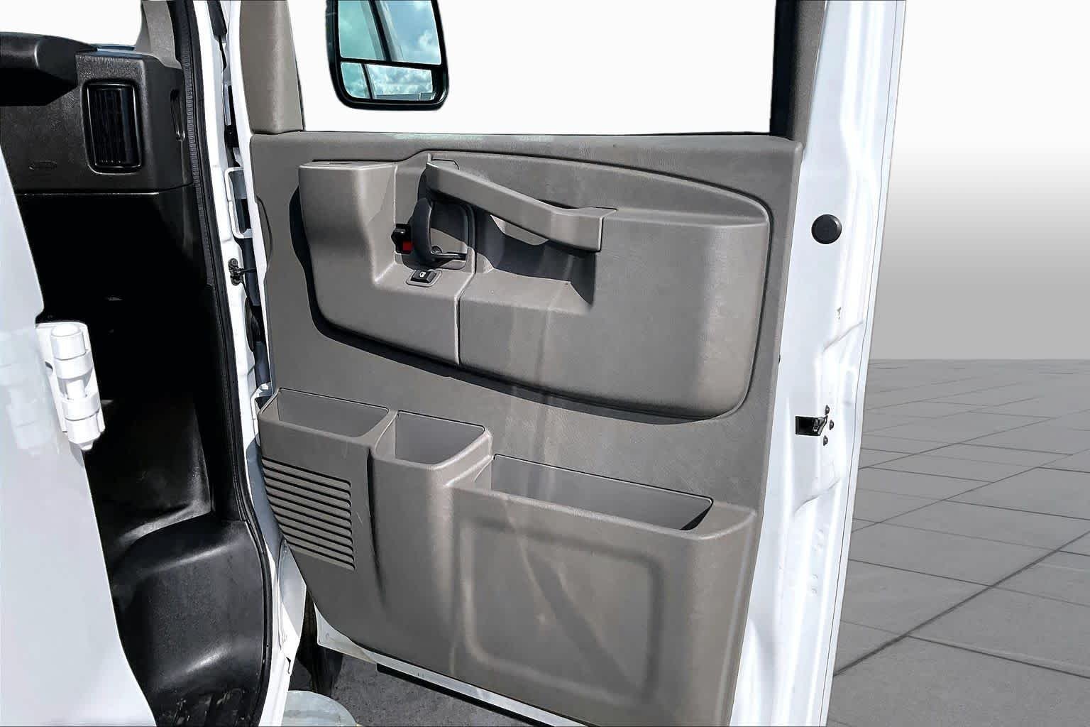 Used 2025 Summit White Chevrolet  image 18