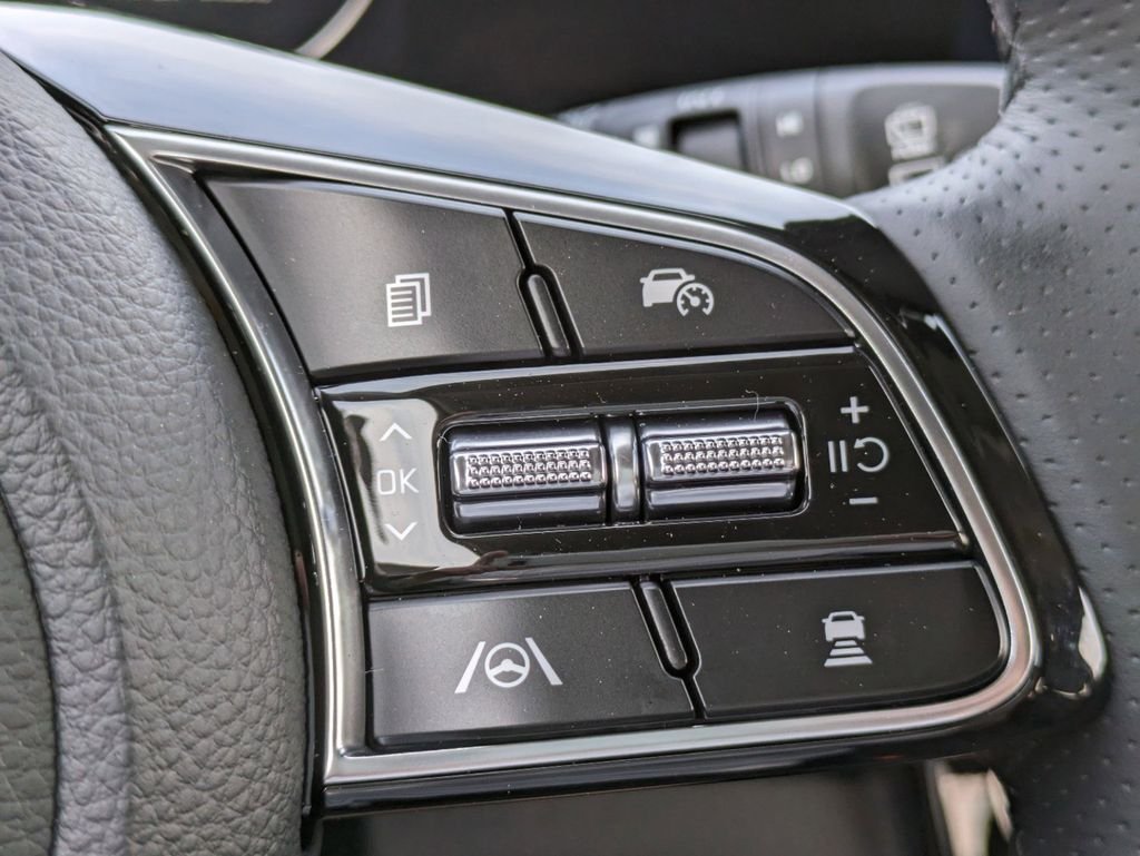New 2024 Snow White Pearl Kia SX image 25