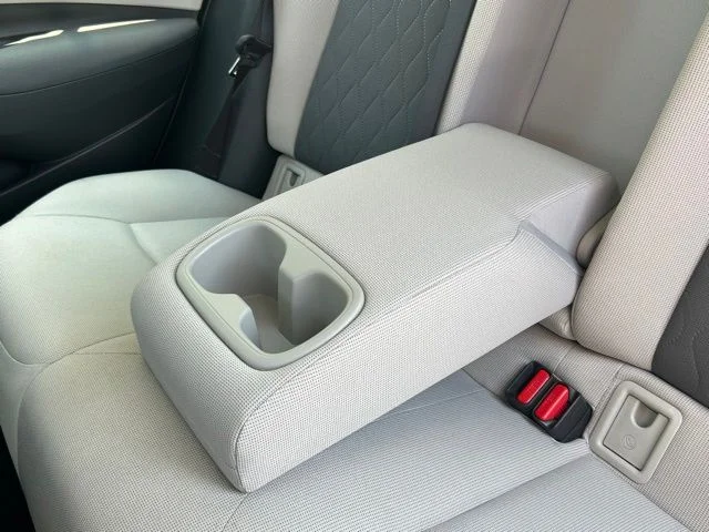 Used 2020 White Toyota LE image 21