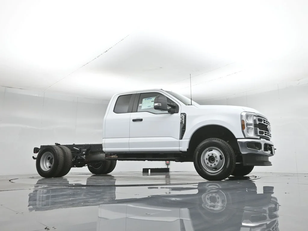 New 2026 Oxford White Ford XL image 3