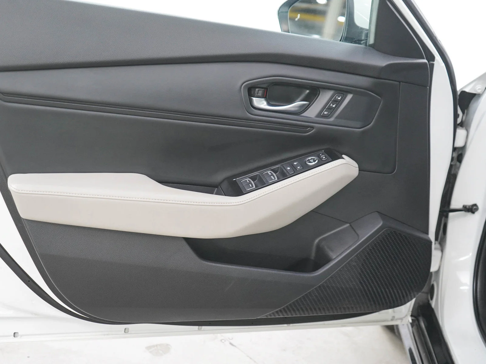 Used 2023 White Honda Touring image 17